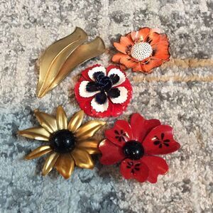 BUNDLE OF VINTAGE METAL FLOWER PINS! EUC!